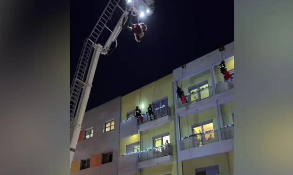  «Έσωσαν» για ακόμα μια φορά την κατάσταση: Πυροσβέστες ντύθηκαν Αγιοβασίληδες και μοίρασαν δώρα στα παιδιά (Βίντεο)